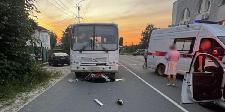 В рязанском Касимове подростки на мотоциклах попали под колеса автобуса, есть пострадавший В рязанском Касимове подростки на мотоциклах попали под колеса автобуса, есть пострадавший