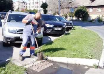 Загрязненные ливневки на улице Вокзальной очистили