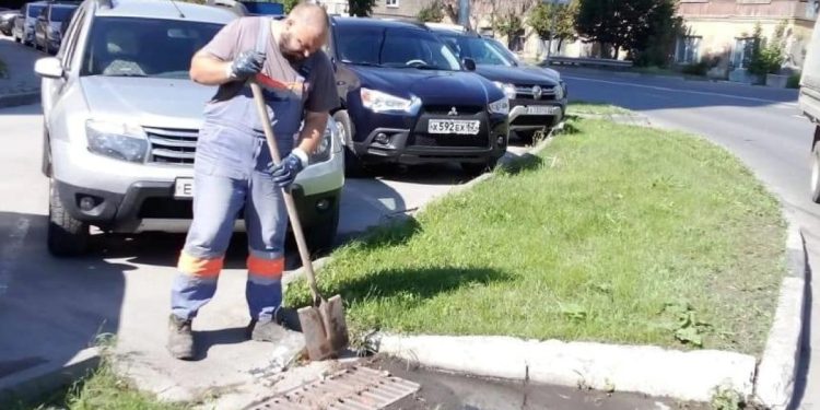 Загрязненные ливневки на улице Вокзальной очистили