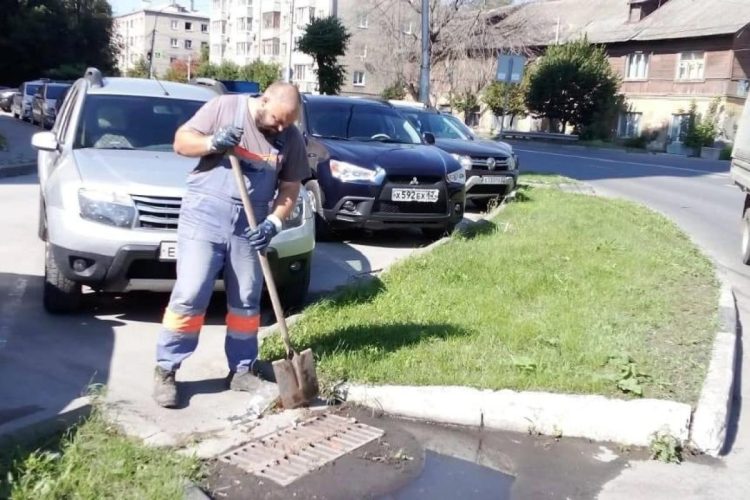 Загрязненные ливневки на улице Вокзальной очистили