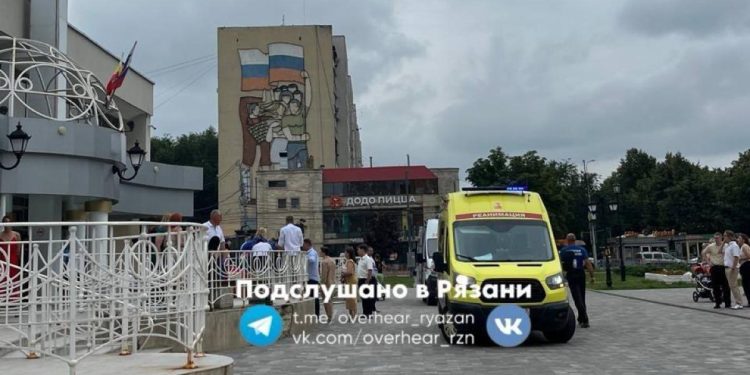 Около рязанского Дворца торжеств женщина почувствовала недомогание