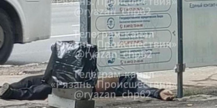 Человек без сознания обнаружен на остановке в Рязани