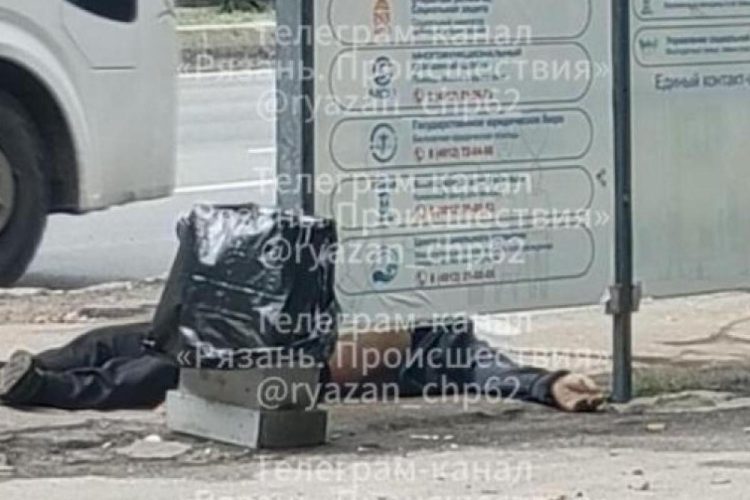 Человек без сознания обнаружен на остановке в Рязани