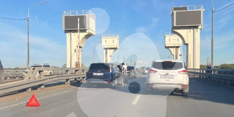 На Северной окружной дороге столкнулись две легковушки