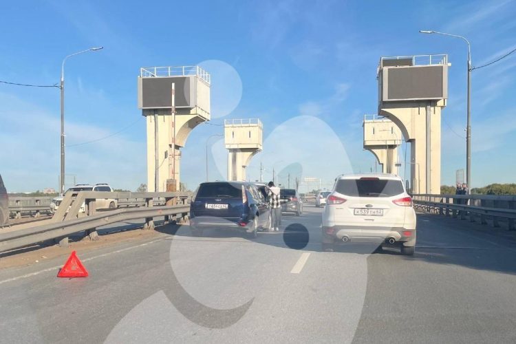 На Северной окружной дороге столкнулись две легковушки