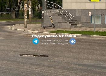 На улице Островского засняли провалившийся асфальт