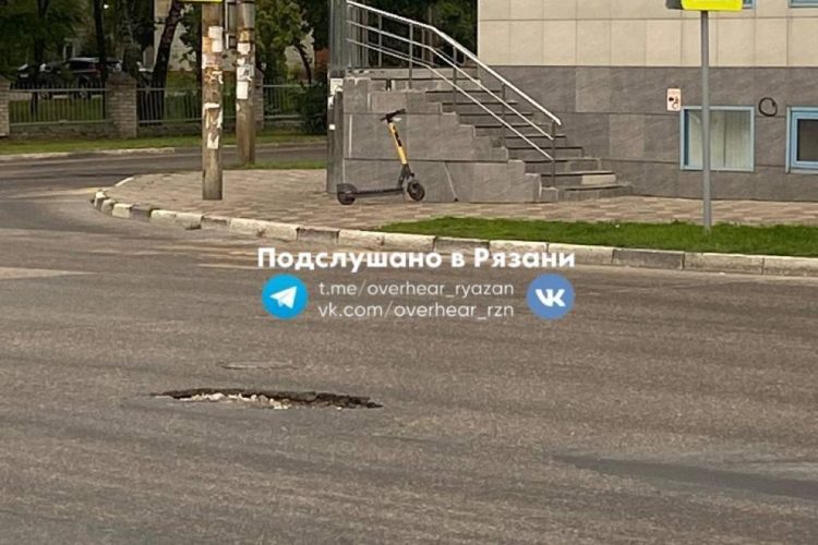 На улице Островского засняли провалившийся асфальт