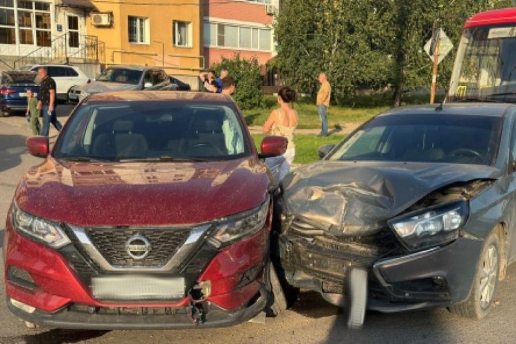 При столкновении двух легковушек на улице Кальной пострадал двухлетний ребенок