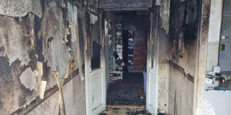 В Михайловском районе в местной многоэтажке горела квартира