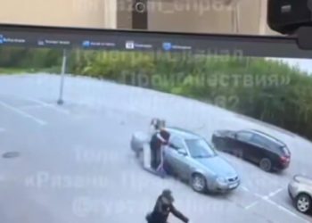 В Рязани на парковке электросамокатчики врезались в легковушку