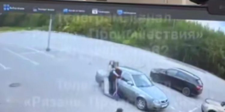 В Рязани на парковке электросамокатчики врезались в легковушку