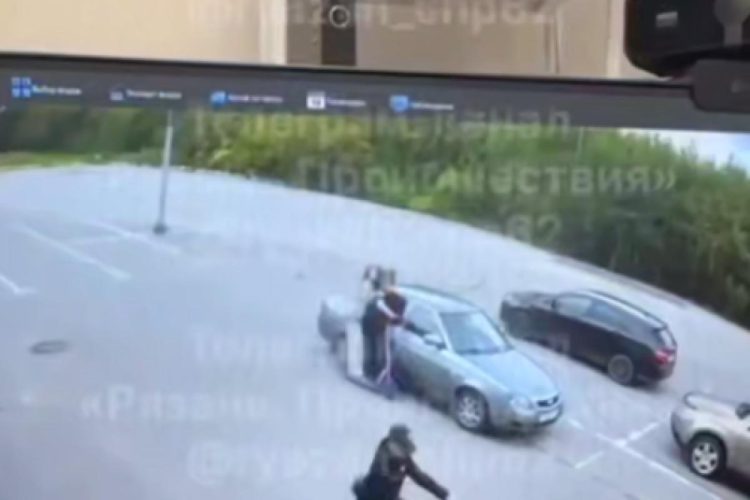 В Рязани на парковке электросамокатчики врезались в легковушку