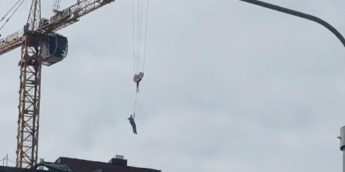 В рязанской Горроще засняли человека, который висел на строительном кране