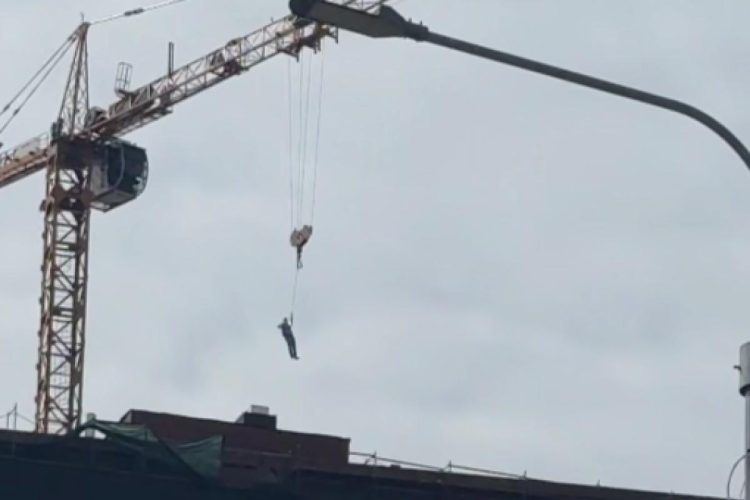 В рязанской Горроще засняли человека, который висел на строительном кране