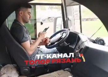 Рязанцы пожаловались на водителя маршрутки №50, который отвлекался на телефон во время езды