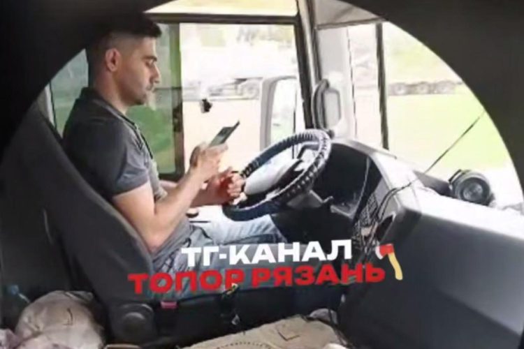Рязанцы пожаловались на водителя маршрутки №50, который отвлекался на телефон во время езды