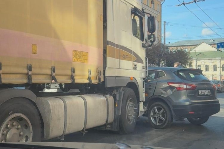 На улице Дзержинского столкнулись фура и иномарка