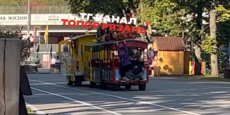 В рязанском Лесопарке засняли подростков-зацеперов на детском паровозике