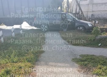В рязанском поселке Ухолово легковой автомобиль угодил под поезд В рязанском поселке Ухолово легковой автомобиль угодил под поезд