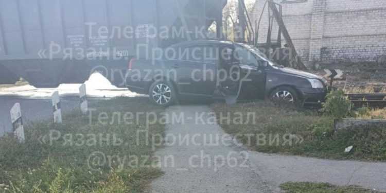 В рязанском поселке Ухолово легковой автомобиль угодил под поезд
