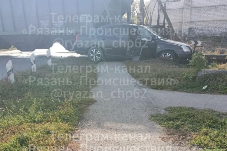 В рязанском поселке Ухолово легковой автомобиль угодил под поезд