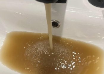 Жители рязанского Кального сообщили о ржавой воде, которая течет из крана