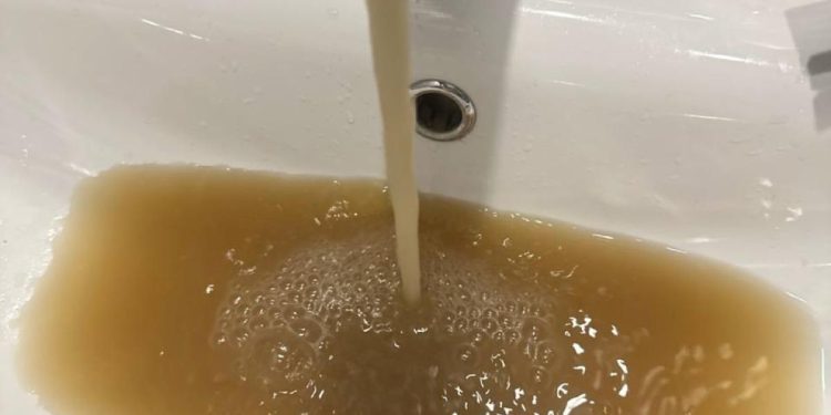 Жители рязанского Кального сообщили о ржавой воде, которая течет из крана