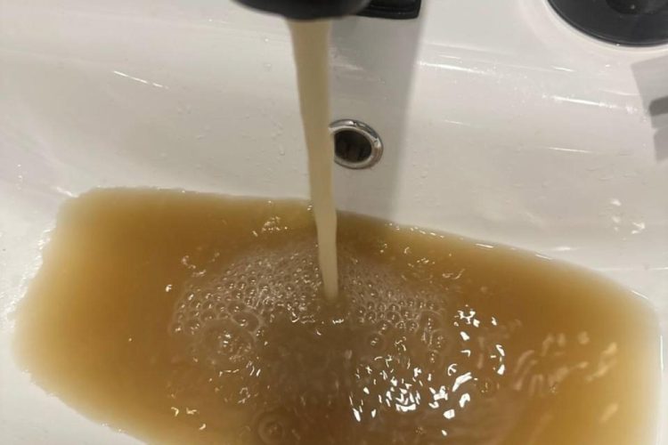 Жители рязанского Кального сообщили о ржавой воде, которая течет из крана