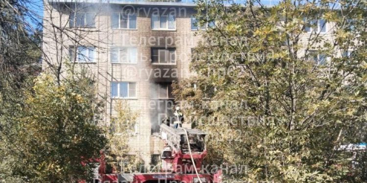 На улице Энгельса в многоэтажке произошел пожар