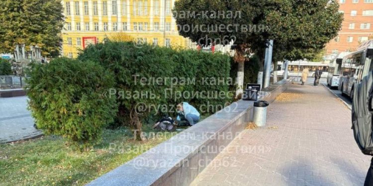 На рязанской площади Театральной обнаружили труп