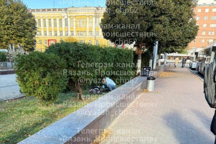 На рязанской площади Театральной обнаружили труп