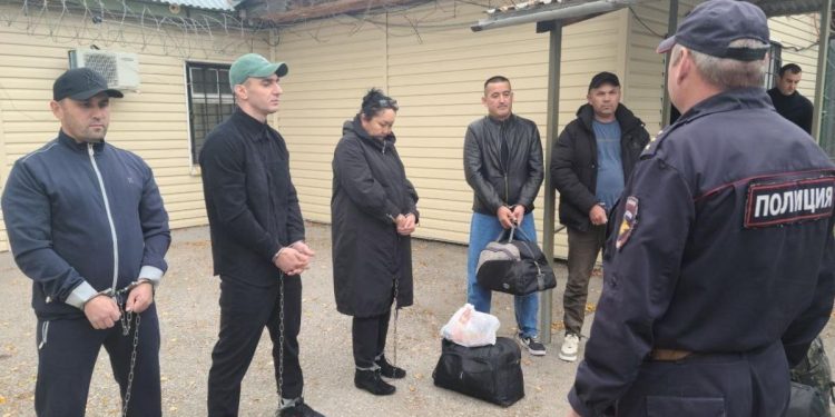 Рязанские полицейские депортировали из России 12 мигрантов-нарушителей