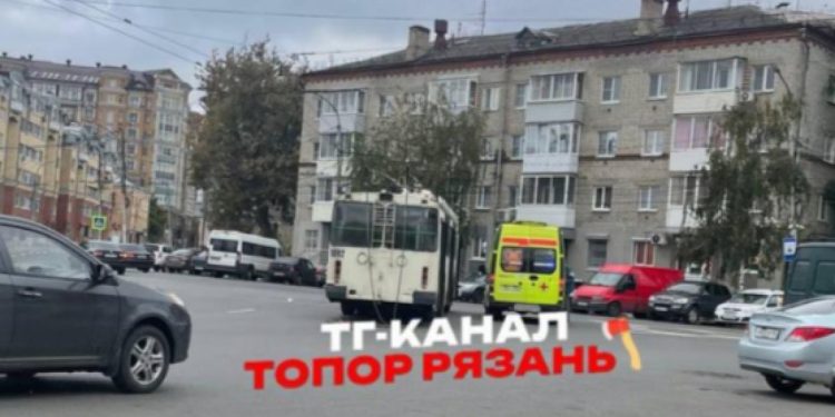 В центре Рязани обратили внимание на автомобиль реанимации В центре Рязани обратили внимание на автомобиль реанимации