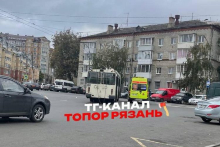 В центре Рязани обратили внимание на автомобиль реанимации