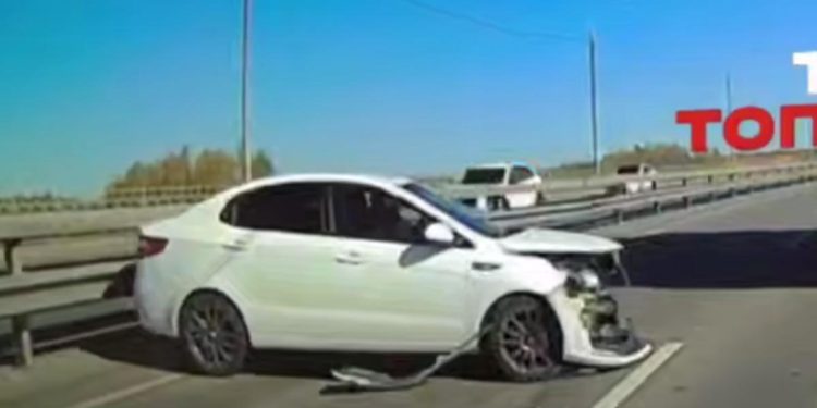 На Северной окружной дороге в Рязани легковушка врезалась в отбойник