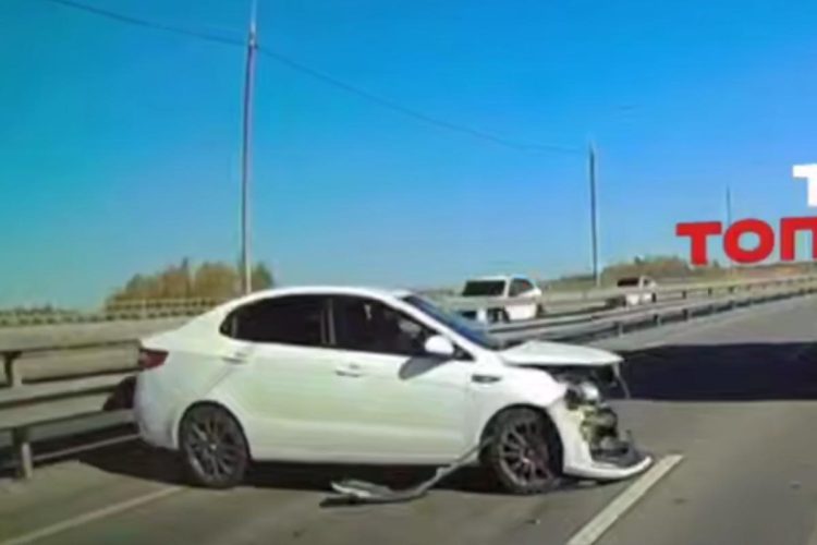 На Северной окружной дороге в Рязани легковушка врезалась в отбойник