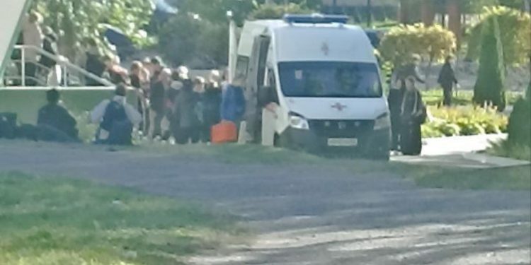 У рязанской школы №33 заметили автомобиль скорой помощи