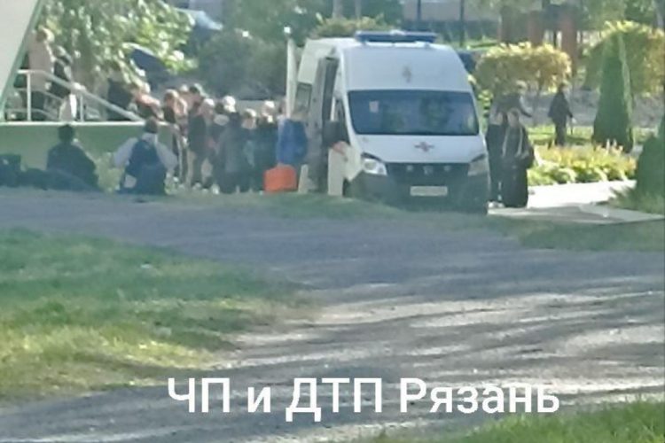 У рязанской школы №33 заметили автомобиль скорой помощи