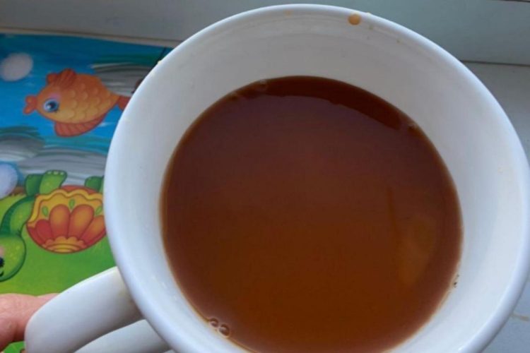 Жители рязанского Скопина пожаловались на темно-коричневую воду, которая течет из крана