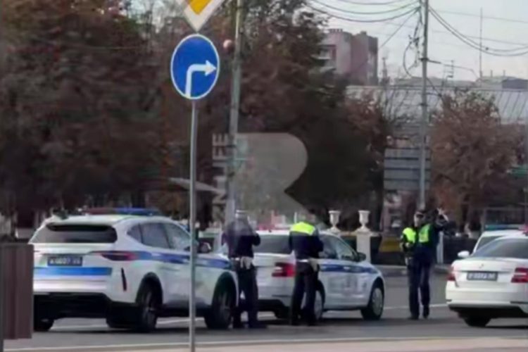 На рязанской улице Ленина засняли скопление полицейских машин