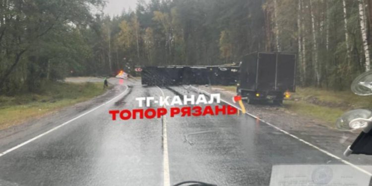 В Клепиковском районе на проезжей части перевернулась фура