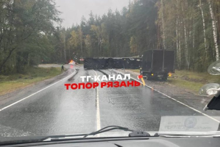 В Клепиковском районе на проезжей части перевернулась фура