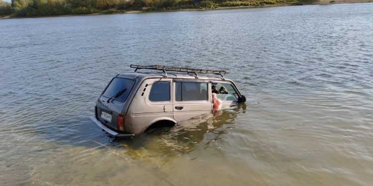 В рязанской Оке утонул автомобиль, внутри нашли труп водителя