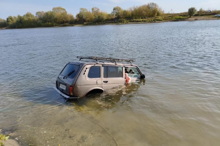 В рязанской Оке утонул автомобиль, внутри нашли труп водителя