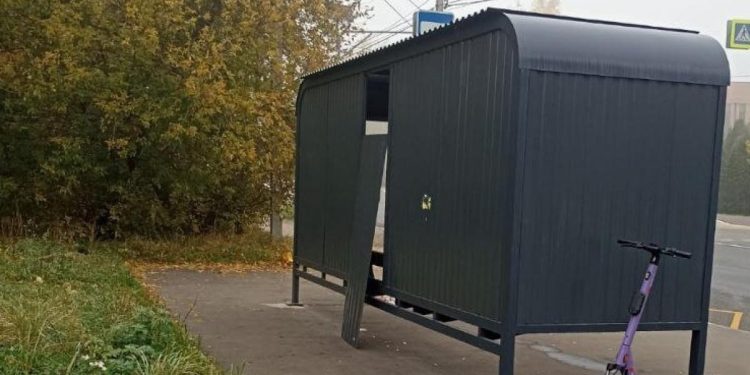 В Рязани неизвестные разгромили антивандальную остановку