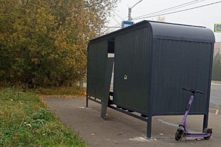 В Рязани неизвестные разгромили антивандальную остановку