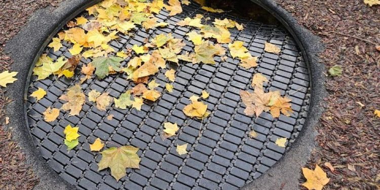 Горожане возмутились качеством батутов на детских площадках в центре Рязани Горожане возмутились качеством батутов на детских площадках в центре Рязани