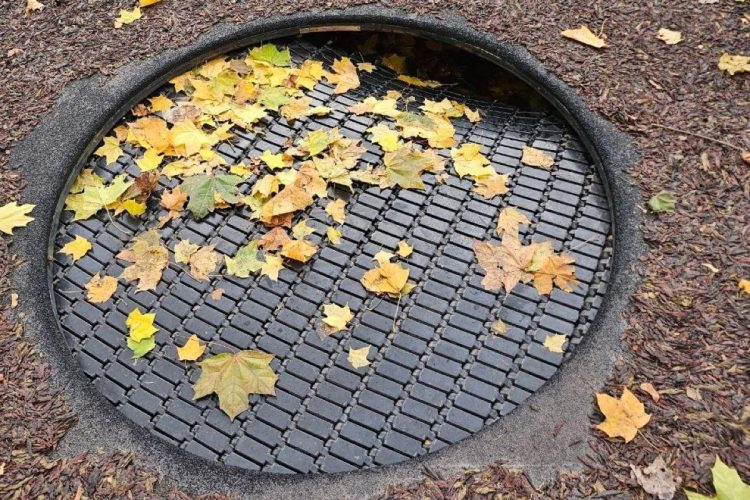 Горожане возмутились качеством батутов на детских площадках в центре Рязани