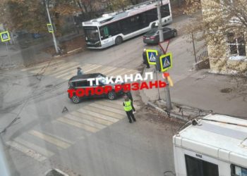 На улице Островского оборвались троллейбусные провода