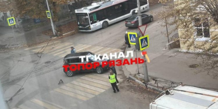 На улице Островского оборвались троллейбусные провода На улице Островского оборвались троллейбусные провода